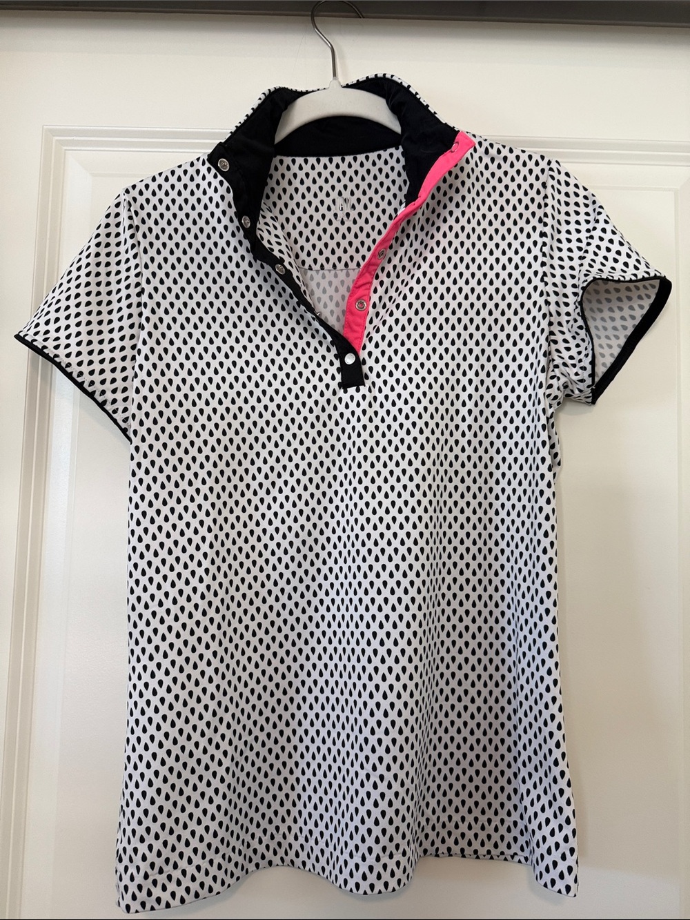Patterned White & Black Short Sleeve Tail golf shirt with Pink Trim